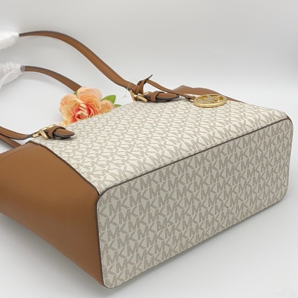 MICHAEL KORS CHARLOTTE LARGE TOP ZIP TOTE VANILLA - Picture 12 of 15